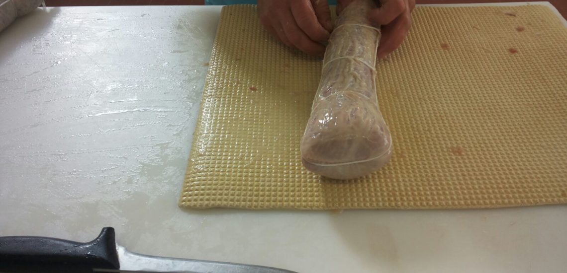 Legatura a mano dei salami
