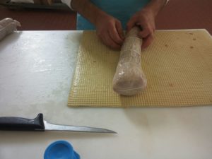 Legatura a mano dei salami