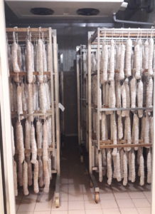 Salami in stagionatura